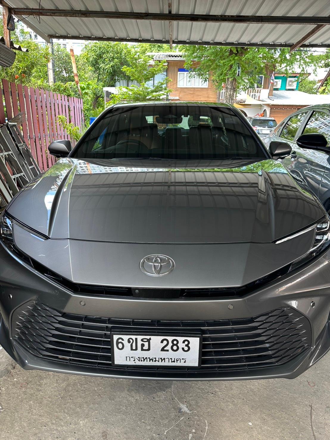Toyota Camry HEV Premium Luxury — photo 1 of 9